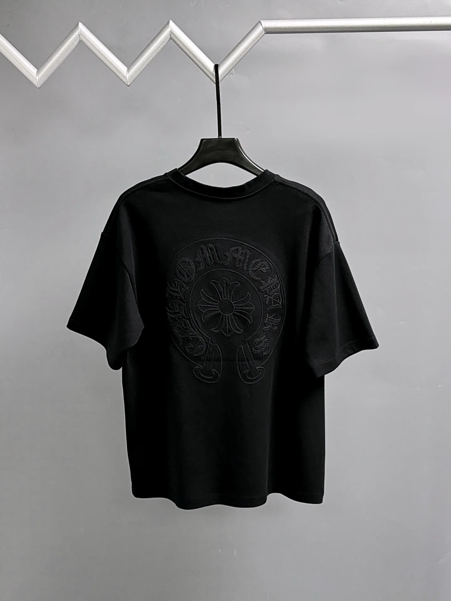 P190 Chrome Hearts* 2꯭0꯭2꯭5 new autumn and winter style ❤️ Original ⌚️ high version Chrome Hearts The fabric is made of 320g high-density modal long-staple cotton. It does not deform or shrink. Process introduction: double thread movement. Chest. The back panel uses overlapping embroidery🪡 process➕the back panel towel rope embroidery process. Color: black SIZE: M-3XL